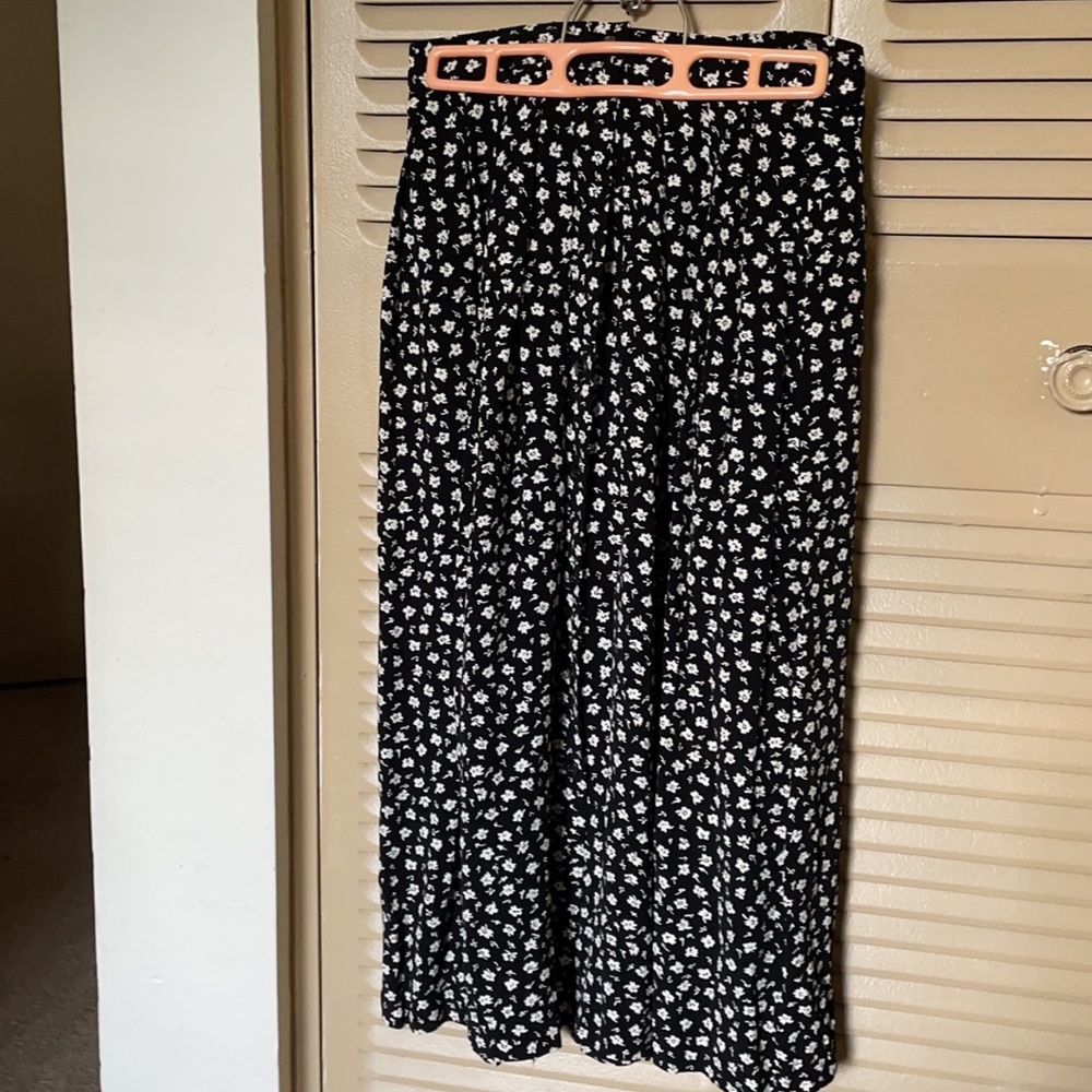 Vintage black and white floral print Maxi skirt, great condition.